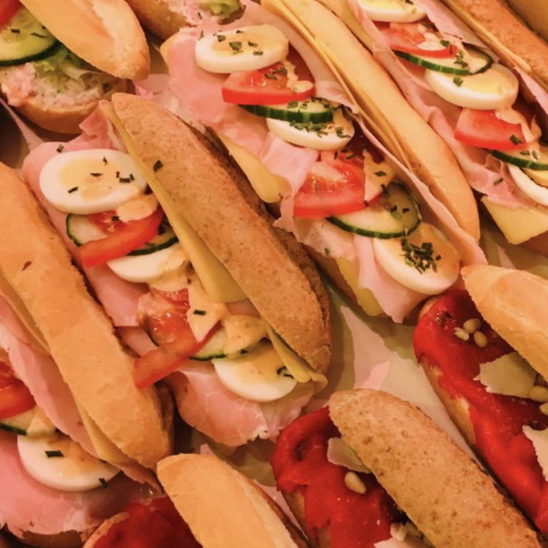 BROODJE ROOKVLEES EI-SALADE